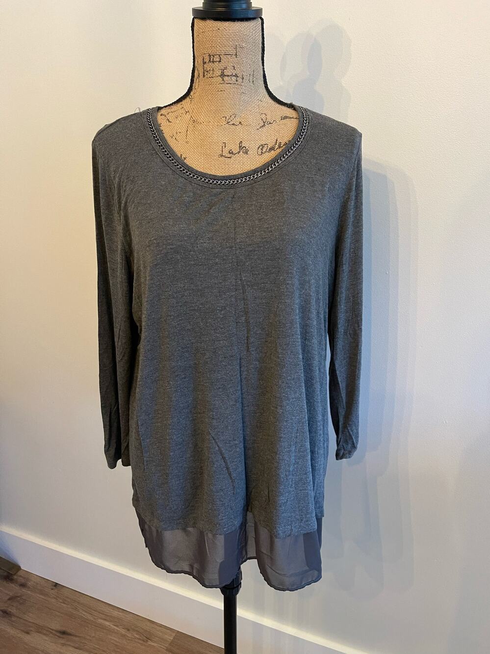 Rose & Olive Gray Top with Chain Neck Size Large